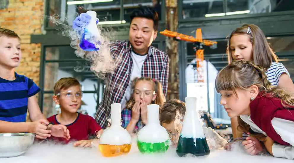 Kinder beobachten eine chemische Reaktion